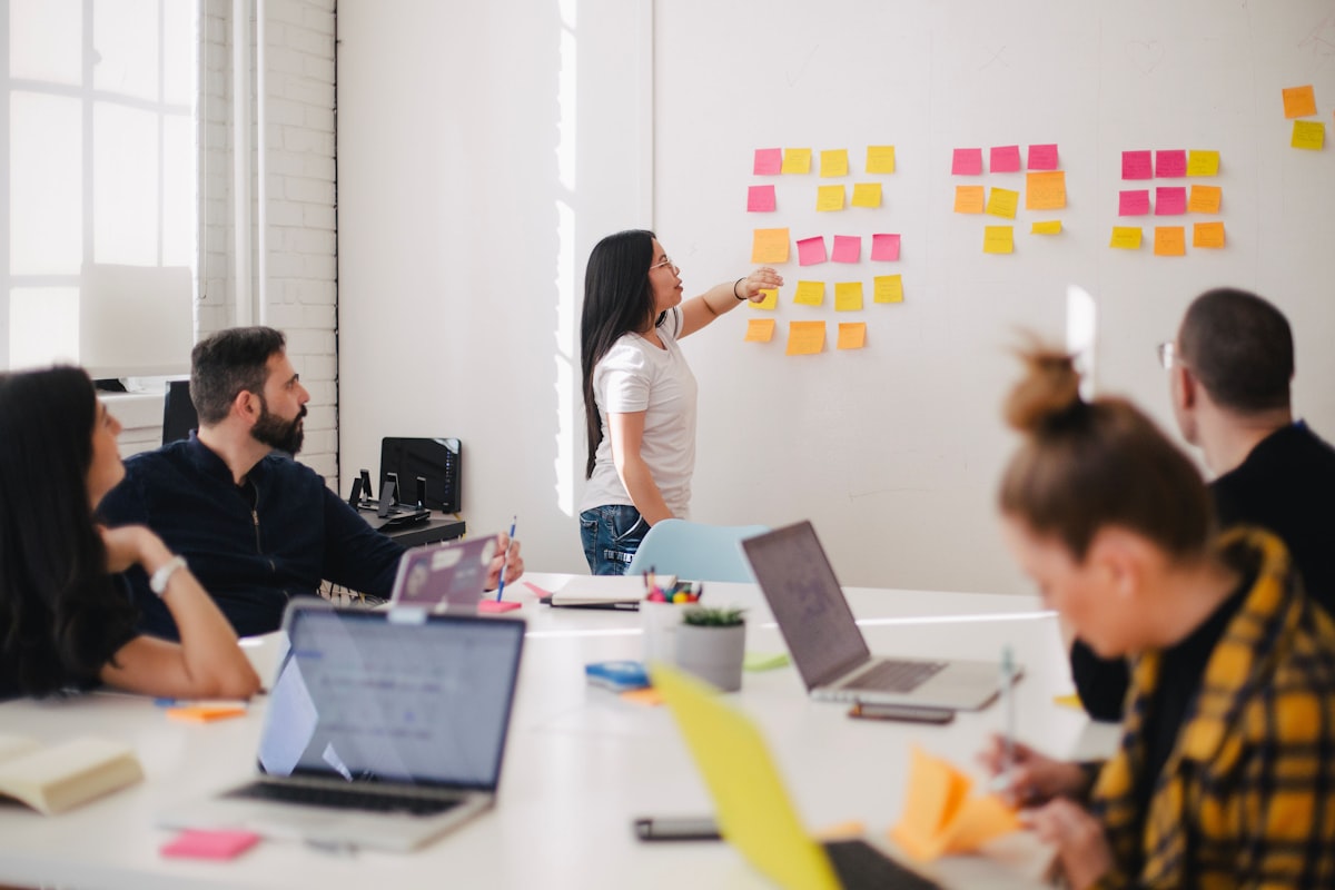 Medewerker met stressklachten op de werkvloer