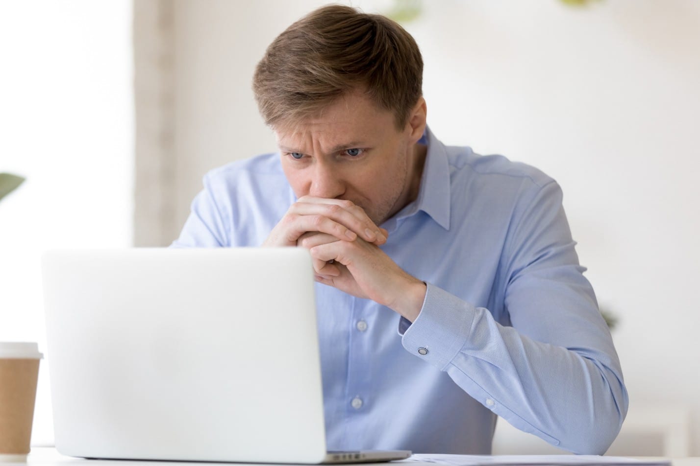 Adviseur met tablet over preventie en werkdruk