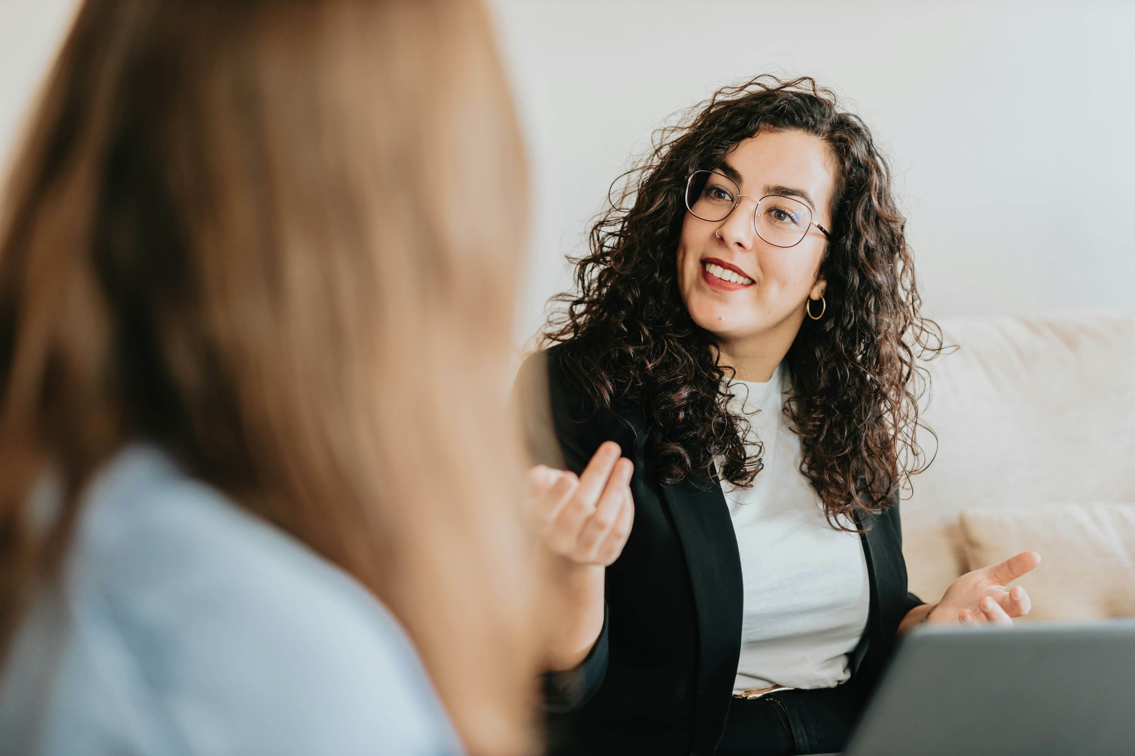 Casemanager in gesprek met werkgever