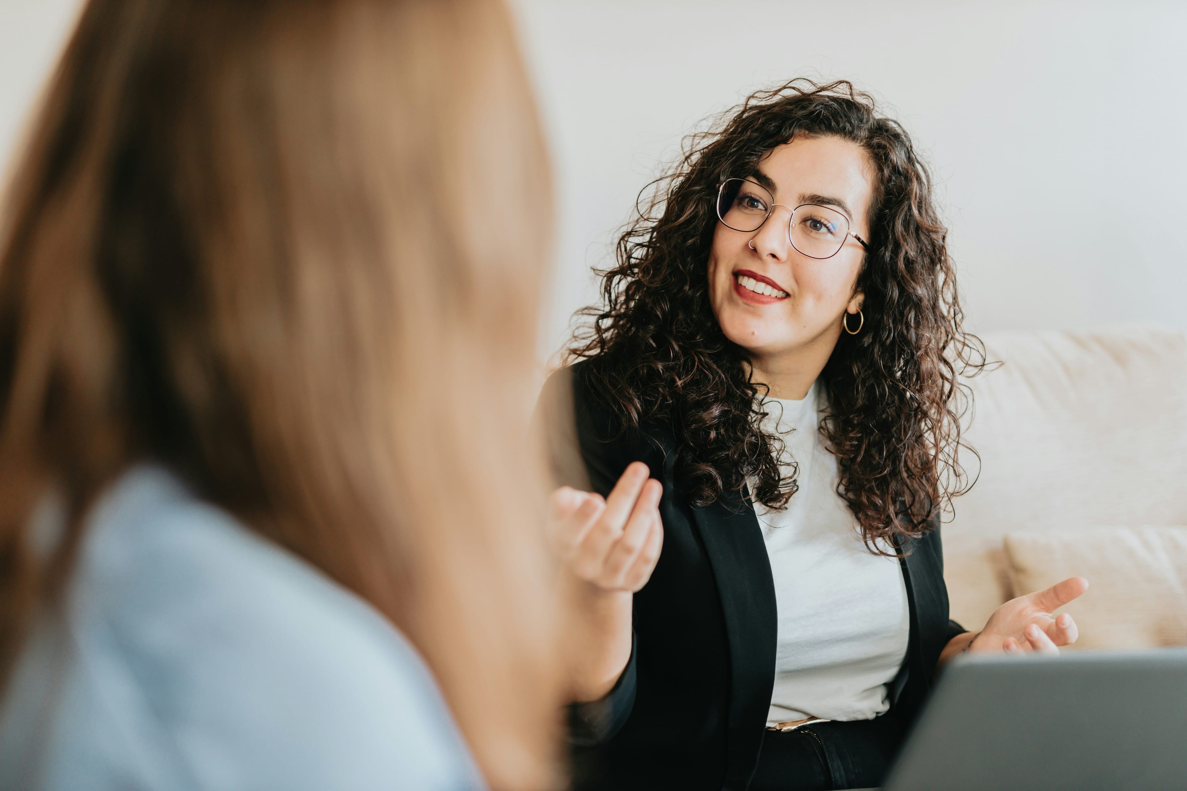 Casemanager in gesprek met werkgever